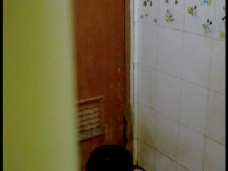 Азиатки млад жена душ шпионин