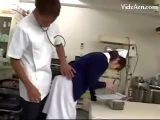 Y tá nhận cô ấy âm hộ cọ xát qua y khoa người và 2 y tá tại các surgery