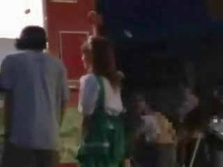 জাপানী স্কুলগার্ল বিশালাকার খাবার যখন সে পায় একটি যৌন উত্তেজনা
