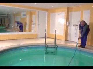 Отличен тийн ударих от стар билярд човек