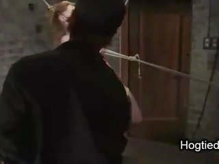 Мотузка зв’язування рудоволоса отримує покарана