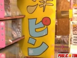 Yuu suger phallus med män runt