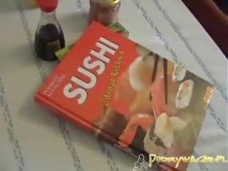 Bewitching білявка sits вниз з коліна на carpet і відстій вал