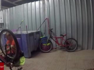 Engrasando ลา bicicleta y el coã±o de ลา gorda grabado con cã¡mara oculta gui030