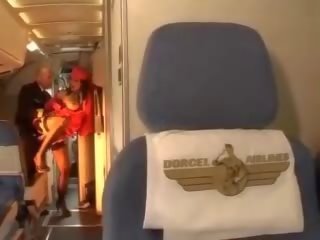 Desiring стюардеса їде a phallus усередині обидва отвори