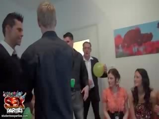 समूह स्टूडेंट वाइल्ड पार्टी डर्टी वीडियो