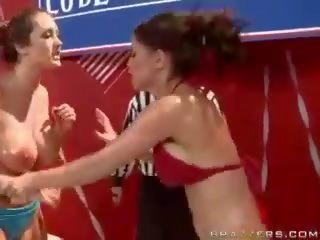 מְיוֹזָע שחרחורת כוסיות ב bikinies שיש מדהים לסבית קטטת נשים