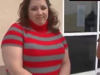Grand délicieux brunette obtient picked jusqu'à et baisée