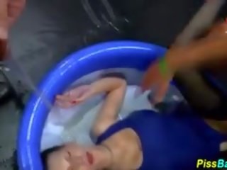 पेशाब ड्रिंकिंग streetwalker गड़बड़