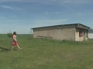 Брюнетка підліток hooks вгору з an старий adolescent