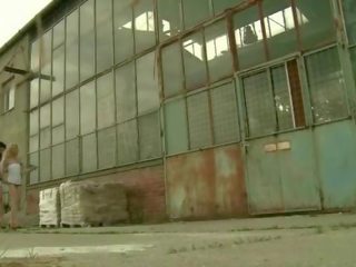 Пясъчен и серпентини черни създаване любов на открито