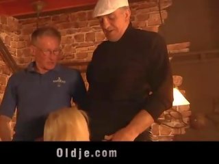 Oldmen mať skilfull tresk s a štetka blondýna