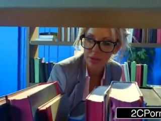 Bored грудаста бібліотекар courtney тейлор hankering для a жорсткий укол для смоктати
