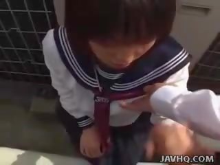 Японки тийн в а lassie на открито духане шега