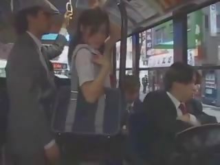 Азіатська підліток підліток обмацана в автобус по група