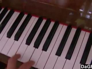 Elle moût baise la prof à avoir une piano leçon