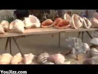 Bewitching стрункий тонкий білявка і a брюнетка ебать adolescent усередині машина на відкритому повітрі