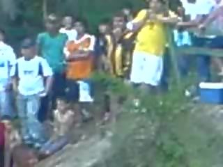 Noro latins ob umazano video v na river medtem počitek od na naselje išče prikaži