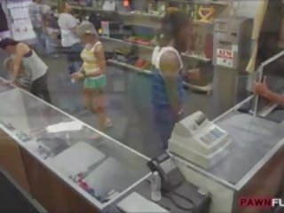 Perv pawn אדם מזיין gf של א שחור bloke ב ה חדר האחורי