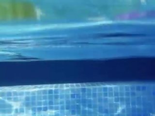 নিচের পানি খুলে ফেলা এর আনন্দদায়ক দুধের বোঁটা