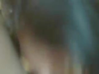 الهاوي شاق فوق زوجان في حدبة