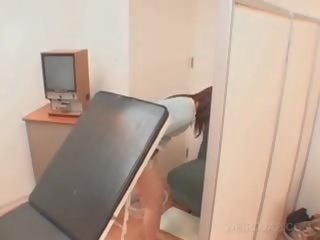 الآسيوية المريض مهبل افتتح مع منظار في ال طبي practitioner