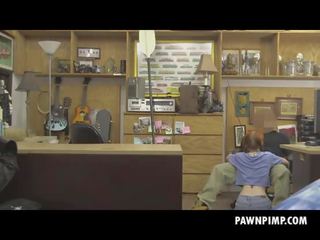 Thô tục redheaded dolly ít cho phép owner poke miệng