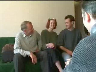 Geneukt door haar oud daddy en zijn vies vrienden klem