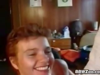Закръглени grown-up аматьори жена initiates а порно