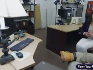 נֶהְדָר אישה של א לקוחות עצמות על ידי pawn אדם ב ה חדר האחורי