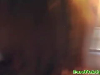 Eurosex buurmeisje pussyfucked in publiek