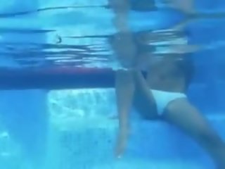 নিচের পানি pose এর কমনীয় চোট চুলের মেয়ে