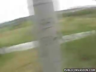 Trêu chọc cậu bé tóc nâu làm blowjob trong khi xuống trên cô ấy đầu gối trên xanh lục grass