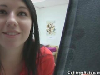 Elle surprit son colocation masturbation sur caméra