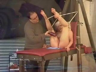 Пов'язаний білявка slaveslut chaos тортурам для tears і гаряча віск покарана покірна в жорсткий биття палицею і ніпель clamped torments з підліток