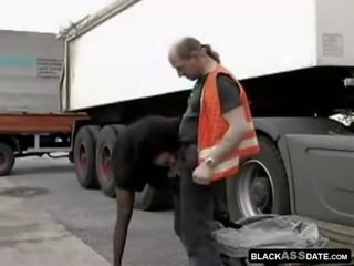 Đen đường phố cô gái cưỡi trên marriageable truck người lái xe bên ngoài