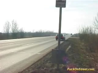 疯狂的 业余 年轻 女 得到 附带 下一个 到 汽车