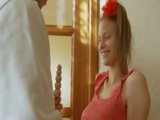 Bigtit लॅट्वियन चिक होने बट dildoed