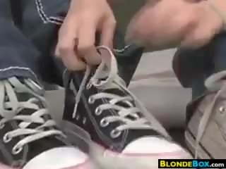 Vui sướng cô gái chơi với của họ chân