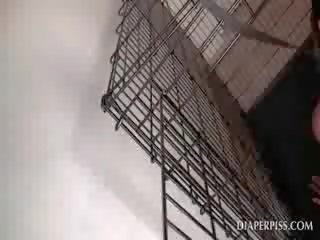 Caged ผู้หญิงผิวดำ จอบ rubs สำส่อน บน a beguiling ผ้าอ้อม