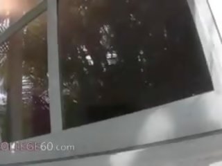 Три млад момичета шибане с крадец с взлом