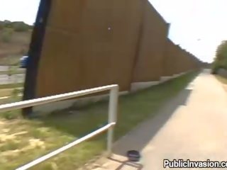 Краса є показ від її привабливий дупа на відкритому повітрі