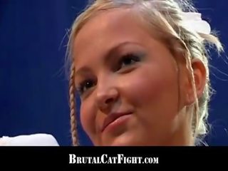 Stately marital офицер caused а котка борба