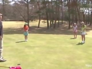 Tinedyer golfer makakakuha ng kanya kulay-rosas pounded sa ang berde!