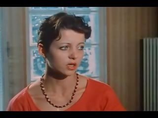 Một cậu bé tóc nâu với nhỏ ngực fucks số hai kẻ trong cổ điển bẩn phim