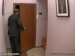 Suave رجل الملاعين له mademoiselle
