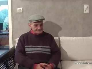 Един мъж две жени две френски брюнетка споделяне един стар мъж вал на papy воайор
