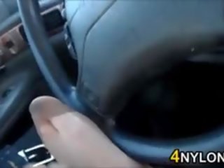 Dražila ji noge v najlonke v a avto