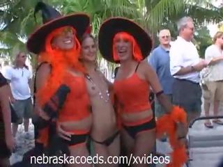 Desnudo piscina fiesta detrás la escenas