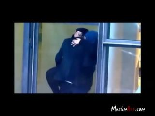 Khăn trùm đầu giáo viên bắt love-making qua camera gián điệp